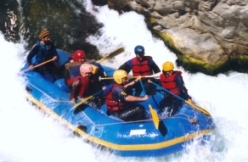 Reiter auf schmalen Pfaden vor dem Vulkan Villarrica, auf der halbtages Reit Tour  durch die Mapuche Reduccion Quelhue, Pucon, Chile